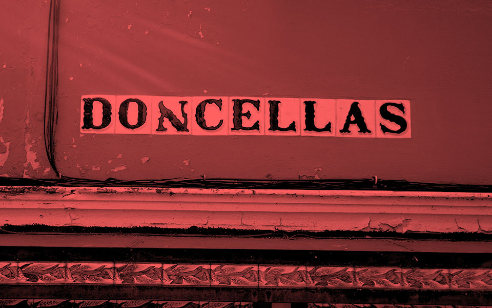 Rótulo en Calle Doncellas con la N invertida, Sevilla